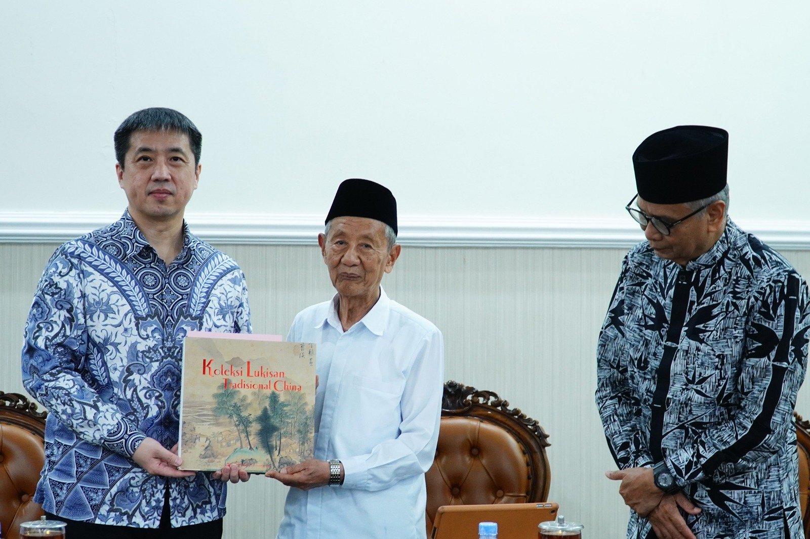 Konsul Jendral Xu Yong dari China serahkan Sumbangan Buku Budaya Tiongkok dan 3 Unit Komputer