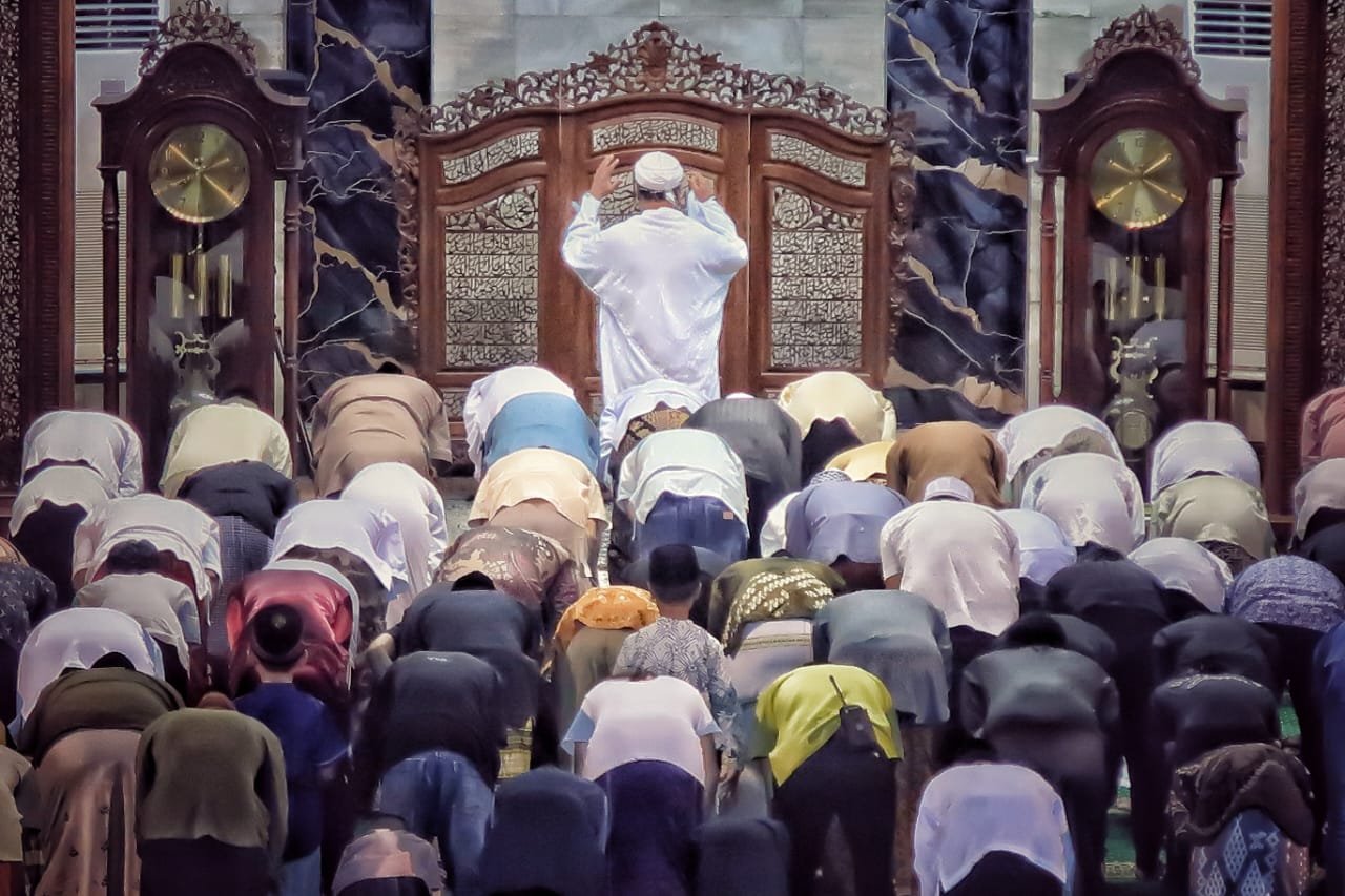 Ratusan Umat Islam Ikuti Sholat Tarawih Perdana di MAJT Jumat 28 Februari