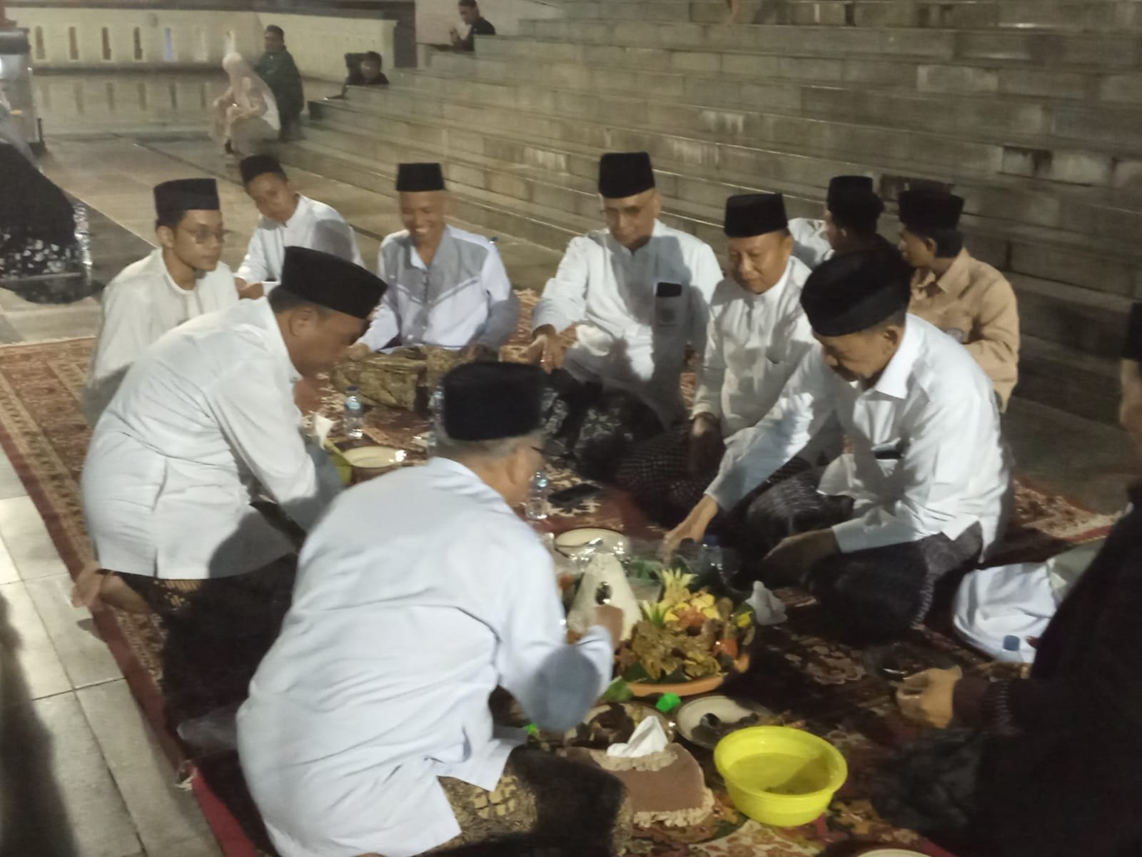 Shalat Tarawih Berakhir, Ketua PP  MAJT Prof Noor Achmad Tumpengan Bersama Jamaah