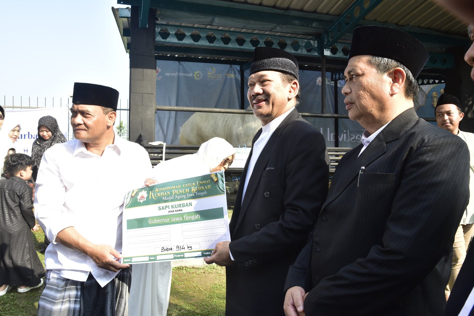 Gubernur Jateng Ikuti Salat Idul Adha dan Serahkan Hewan Kurban di MAJT Semarang