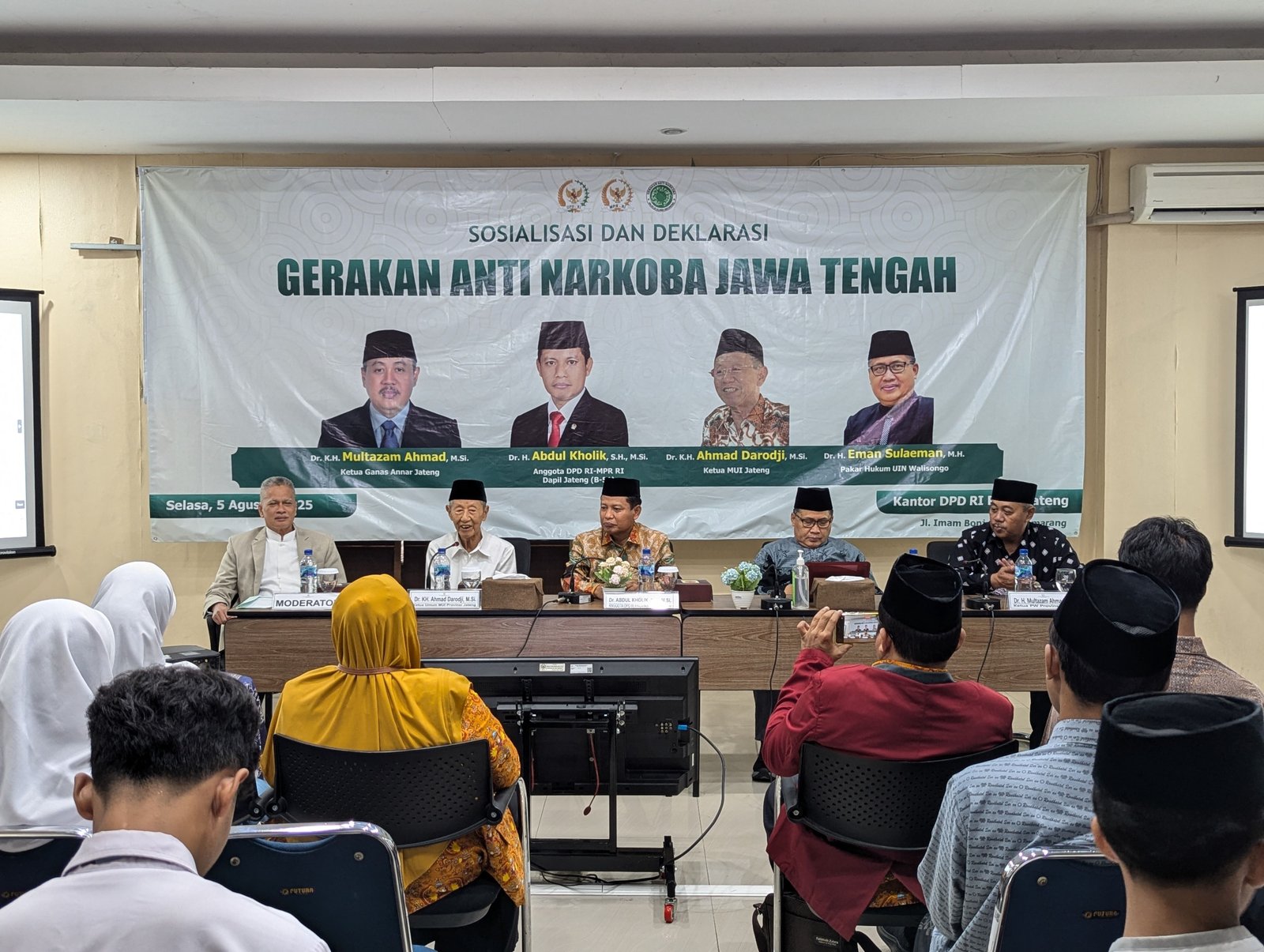 Pelajar Serta Santri di Semarang Deklarasi Anti Narkoba Bersama DPD RI dan MUI Jateng