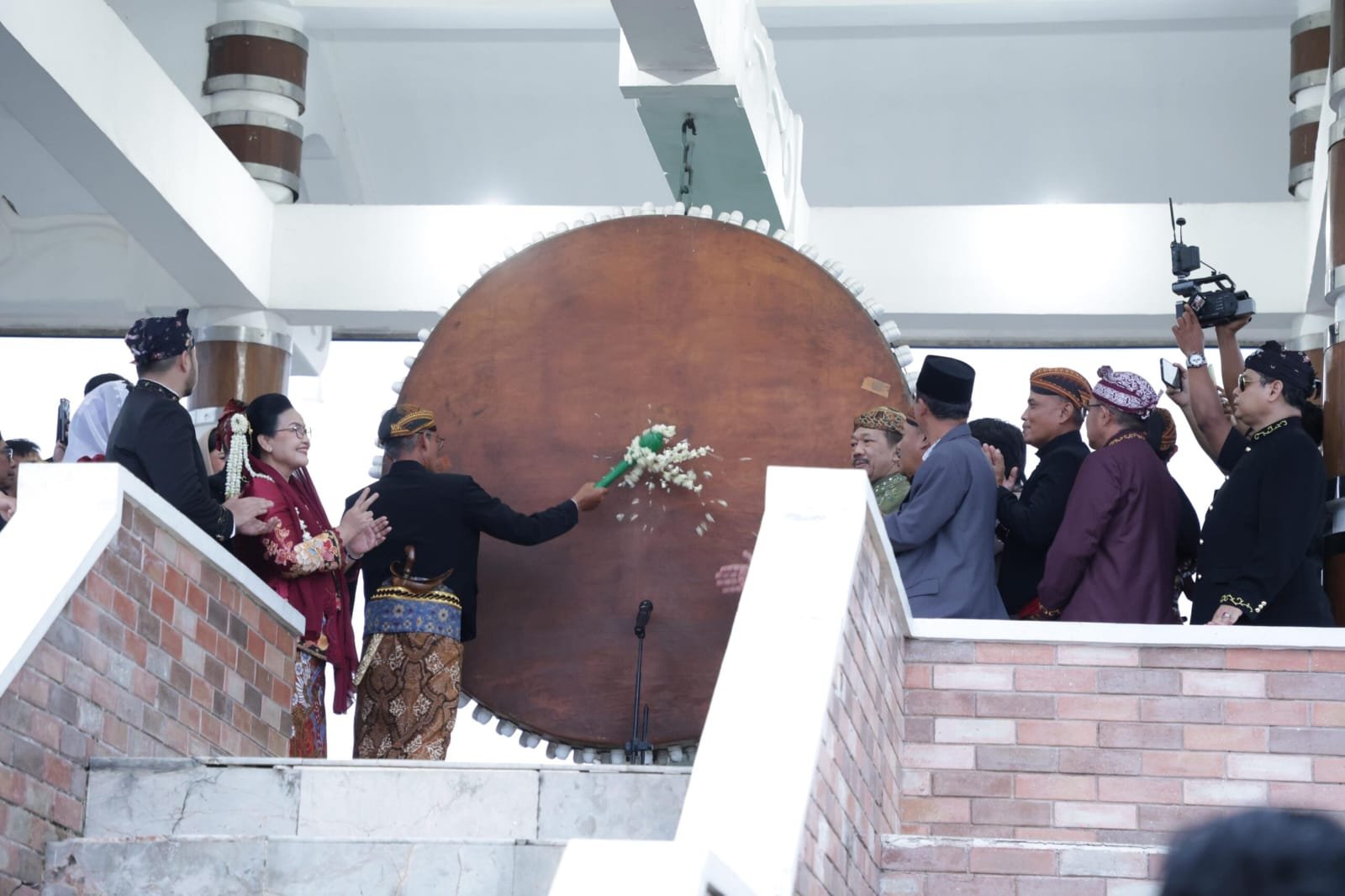 Sekda Jateng dan Wali Kota Semarang Tabuh Beduk Tandai Dugderan di MAJT, Tradisi Sarat Makna