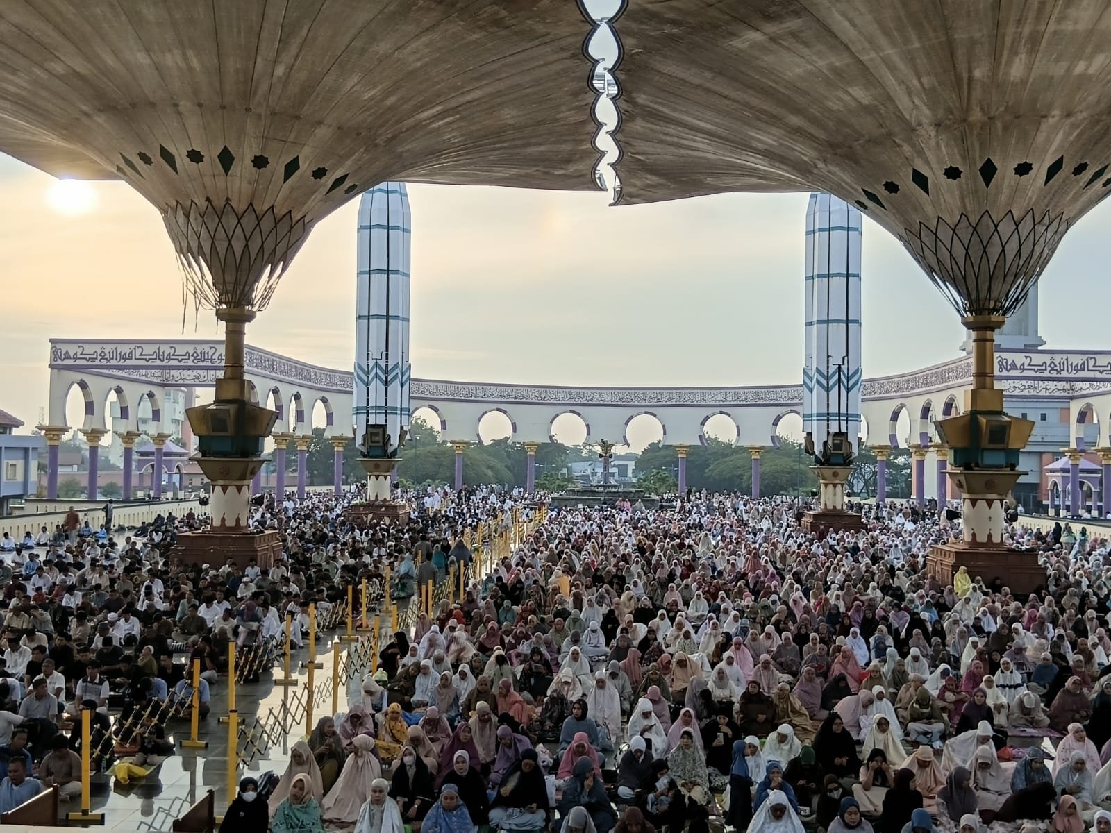 Puluhan Ribu Jamaah Shalat Idul Fitri di MAJT, KH Zulfa Mustofa Ajak Jadi Insan Rabbani Usai Ramadan